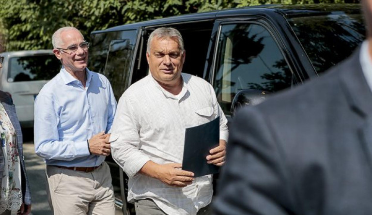 Orbán Kötcsén bejelentette, hogy nagy küzdelemre készül Macronnal