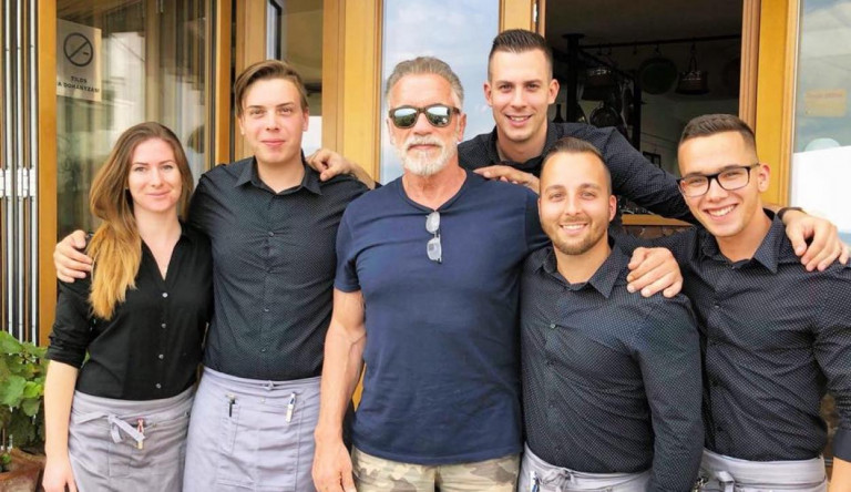 Arnold Schwarzenegger leugrott a Balatonra, hogy egyen egy jó lecsót