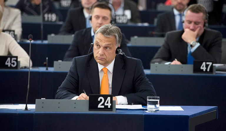 Kivont karddal várja a kormány a Sargentini-jelentésről szóló szavazást