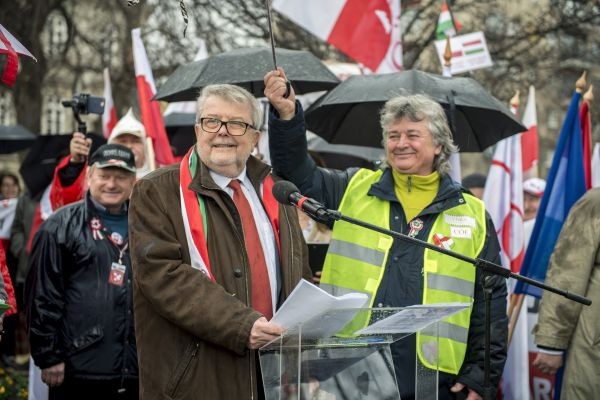 Közpénzből támogatta a Brüsszel-ellenes kormánypárti tüntetést az MVM