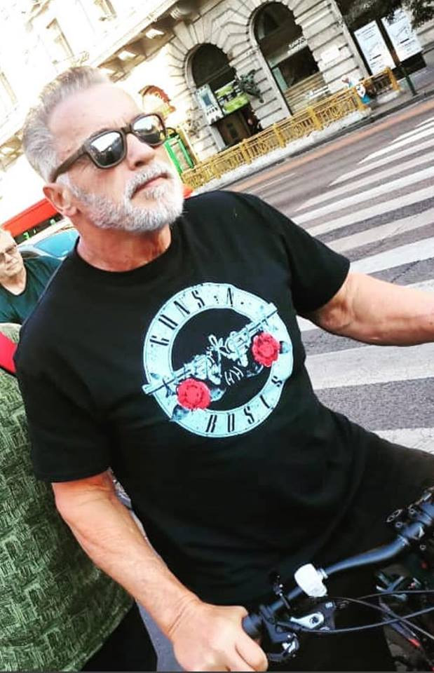 Schwarzenegger Guns N’ Roses-pólóban az Andrássy úton biciklizik