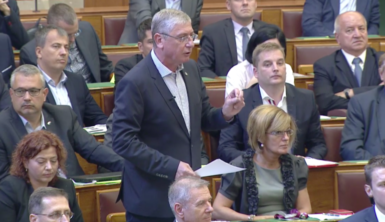„Talán az én 85 éves anyám a felelős, ami ebben az országban történt, vagy ön?”