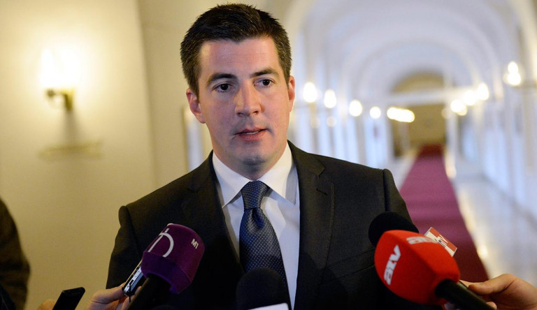 Kocsis Máté letolta Hoppál Pétert