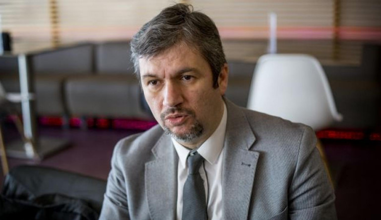 Hadházy Ákos feljelenti a Tv2 stábját, mert azok betörtek a politikus kertjébe, és lefilmezték a családját