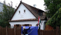 Uniós zászlót kapott Orbán a felcsúti házához a DK-s politikustól