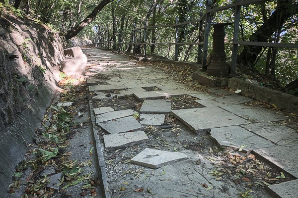 Így rohad a budai vár sétánya, miközben milliárdok mennek el a kormány felköltöztetésére
