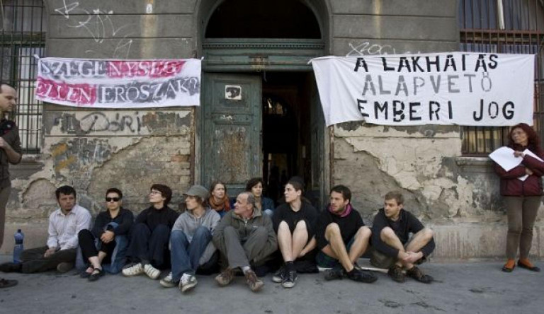 Az egyre gyakoribb kilakoltatásokra hívja fel a figyelmet Alföldi Róbert, Hajdu Szabolcs, Parti Nagy Lajos, Sárosdi Lilla és Schilling Árpád