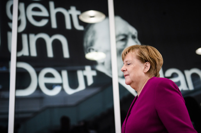 Merkel furcsállja, hogy Orbán szapulja