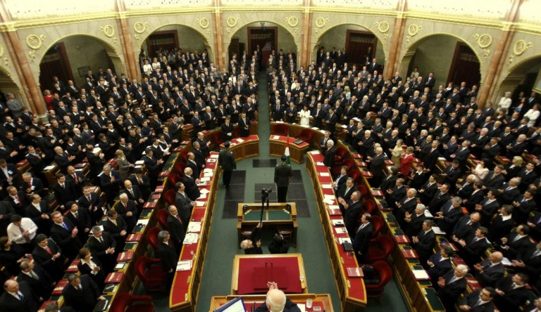 A vízfejű szörnyeteg, ami többször legyőzte Orbánt