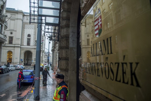 Az Állami Számvevőszék kivéreztetné a Momentumot és a Párbeszédet