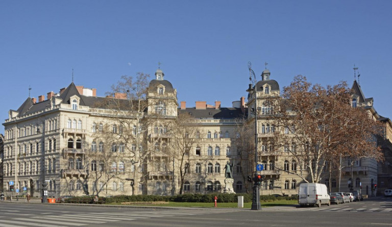 Nem állnak le: Tiborczék felsőkategóriás hotelt csinálnak egy Andrássy úti épületből