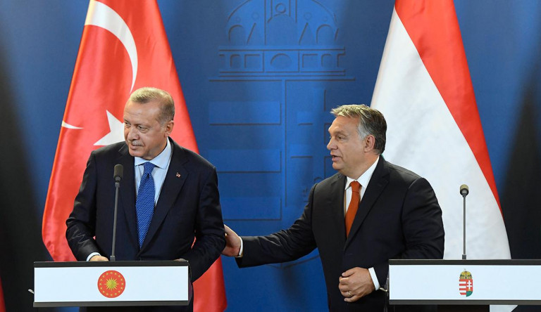 Orbán: Erdoğan rendszere állja útját a migránsoknak