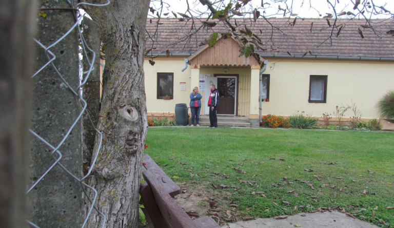 Kikéri magának a koldulást Bürüs, a neten meghurcolt aprófalu
