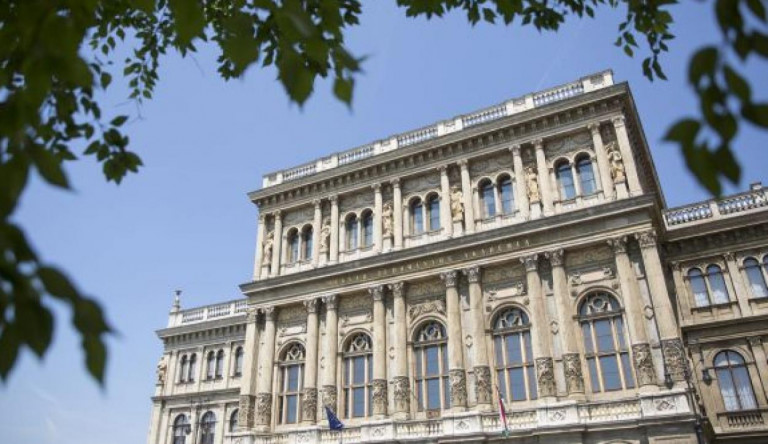 „Politikai vonatkozások”: így zajlott a botrányhoz vezető betiltás az MTA-n