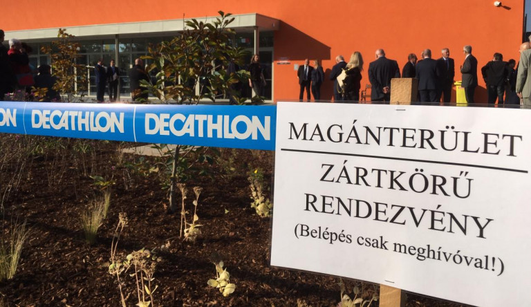 Listázás, sorfalat álló nyugdíjasok: így tartották távol a kérdéseket Orbántól