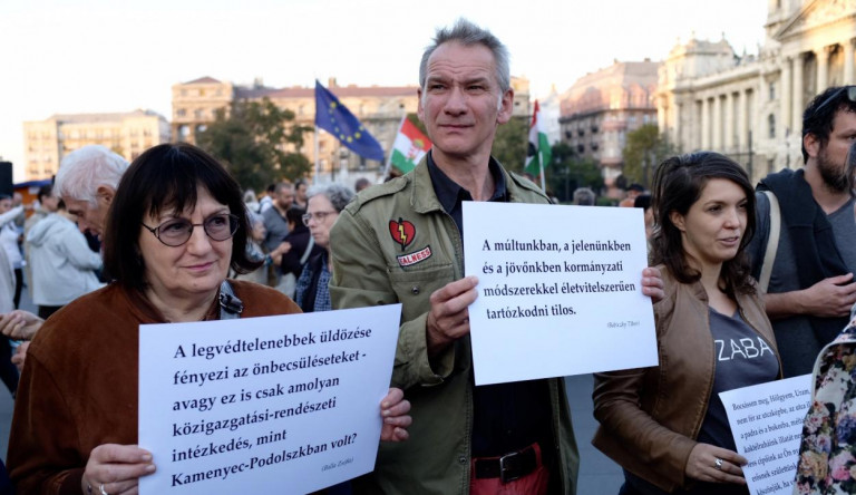 Több százan vonultak a Parlament elé, hogy tiltakozzanak Orbánék embertelensége ellen