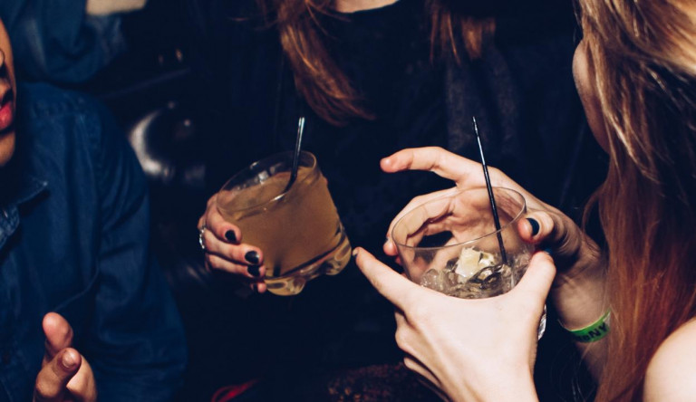 Megdöbbentő kutatás: a nők kezdenek annyit inni, mint a férfiak