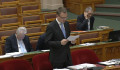 Lazán mobiloznak és telefonálgatnak a fideszesek a parlamenti vitában