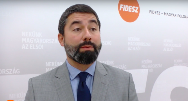 Betegesen gyűlölködik, összevissza vádaskodik, hazudozik. Ki ő?
