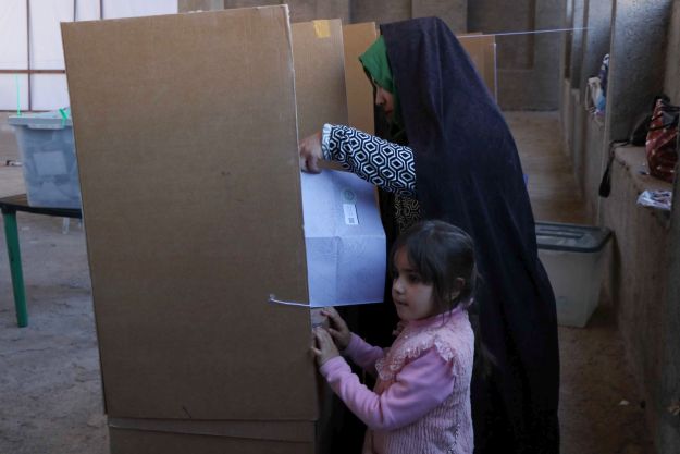 Afgán asszony leadja szavazatát egy heráti szavazóhelyiségben