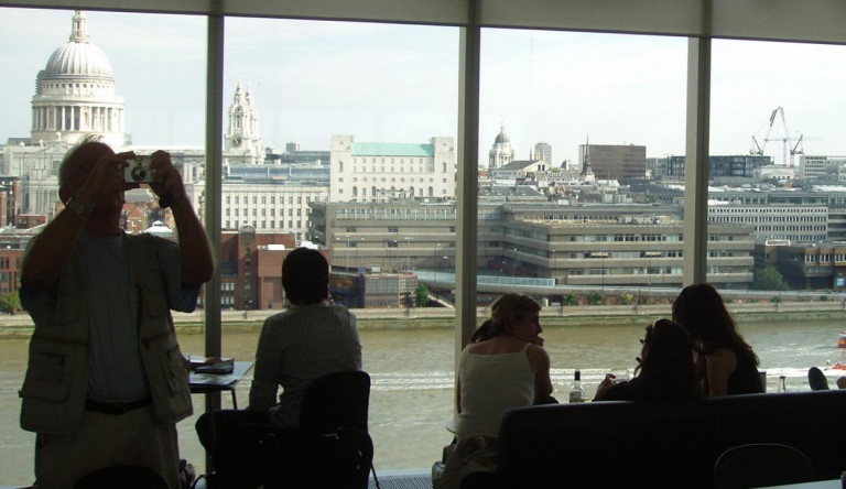 Tetőterasza miatt perlik a Tate Modern múzeumot