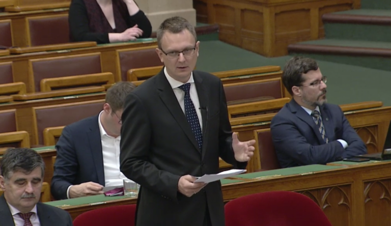 Rétvári Bence elképesztő válasza az SNI-s gyerekeket segítő javaslatra: „a Jobbik és az LMP közeledik egymáshoz”
