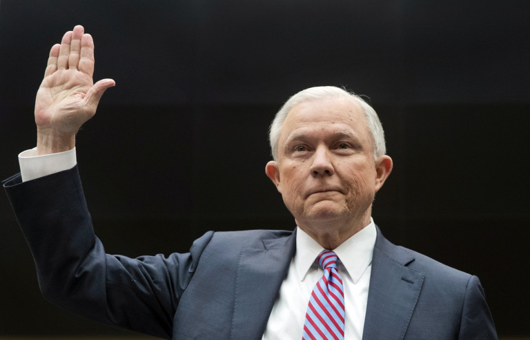 Repült a miniszter, Trump maga küldte a selyemzsinórt