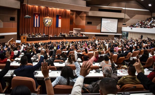Szavazás a kubai parlamentben