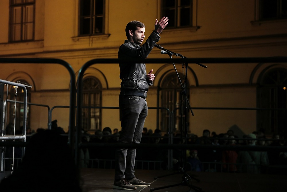 Fekete-Győr András beszédet mondd az Egyetem téren - Fotó: Sióréti Gábor