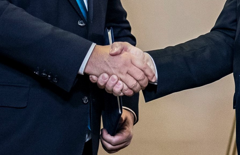 Zavarba ejtő kép érkezett Orbán és Tarlós kézfogásáról