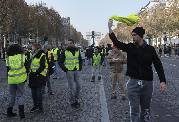 Sárga mellényesek a Champs-Elysées-n