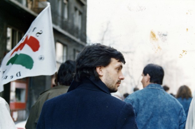 Orbán Viktor egy 1990-es tüntetésen együtt vonulva az SZDSZ-szel
