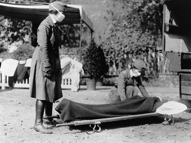 Spanyolnáthás beteget kezelő nővérek 1918-ban