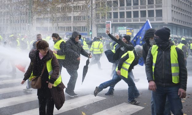 Macron meghátrál: befagyasztják az üzemanyagadó emelését