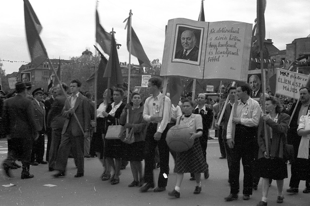 Az 1947-es május 1-i felvonulás a Hősök terén