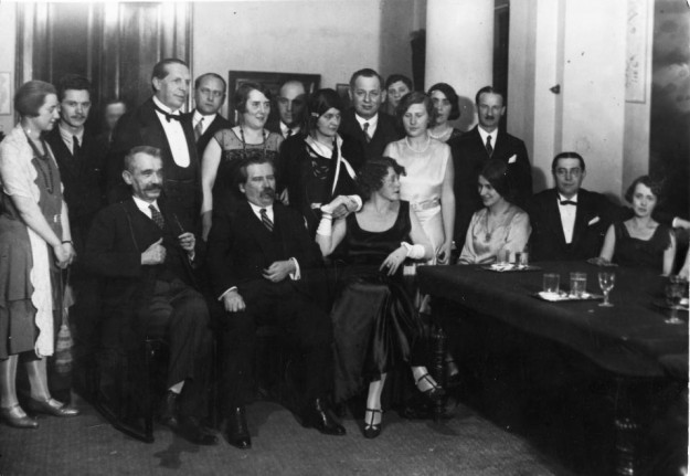 József Attila (fent, balra a második) a Móricz Zsigmond és Surányi Miklós tiszteletére rendezett vacsorán 1930-ban
