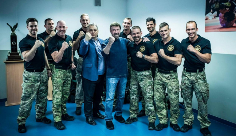 Chuck Norris már hazament, de Orbán még mindig utcai harcosnak tartja magát