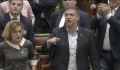 Botrány a parlamentben: füttyszóval tiltakoztak az ellenzékiek a fideszes csel miatt, Kövér felsorakoztatta a házőrséget