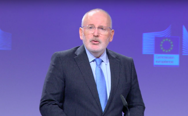 Timmermans: a Soros-ellenes kampány antiszemitizmusát hiába tagadta a kormány