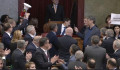 Házszabályellenesen szavaznak a fideszesek, Áder bejött a parlamentbe