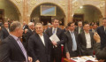 A fideszesek továbbra is mosolyogva szavaznak, a TEK is megérkezett a parlamentbe