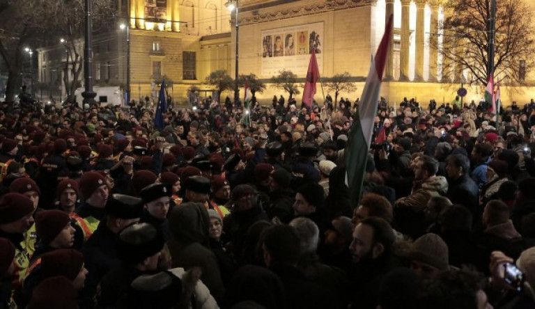A Fidesz-székház előtt tüntettek a rabszolgatörvény ellen