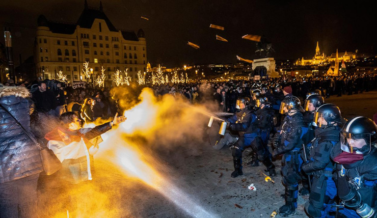 Rekordmennyiséget tárazna be a rendőrség könnygázból