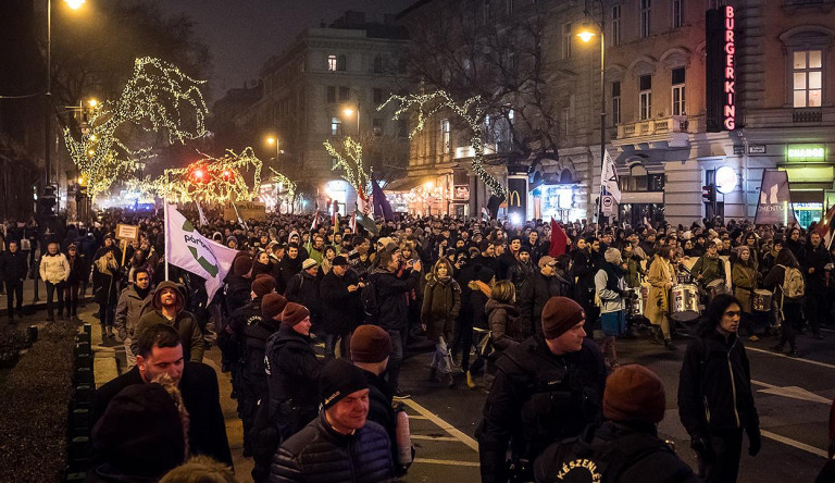 Képgalériánk a ma esti tüntetésről