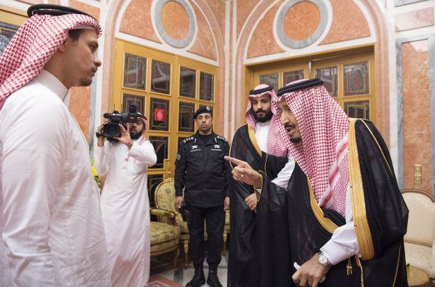 A szaúdi király és bin Szalmán trónörökös a gyilkosság után fogadja Hasogdzsi fiát