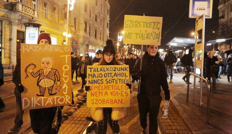 „Szeretkezz, ne túlórázz” – Így vonul az Orbánék ellen tüntető tömeg Budapesten