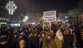 Pécsen is tüntettek péntek este a kormány ellen: zúgott az Orbán takarodj, repültek a tojások