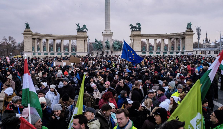 Szép tömeg gyűlt össze a kormány ellen a Hősök terén