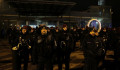 Kitartó tömeg nézett farkasszemet a felsorakozott rendőrökkel