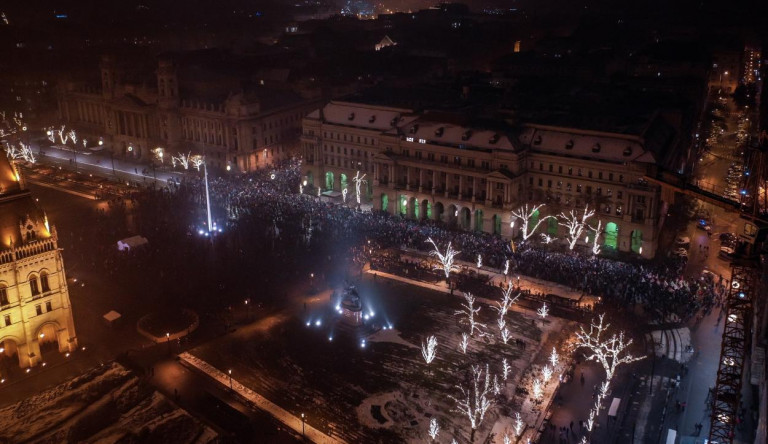 Így indult el a tüntető tömeg a Kossuth térről